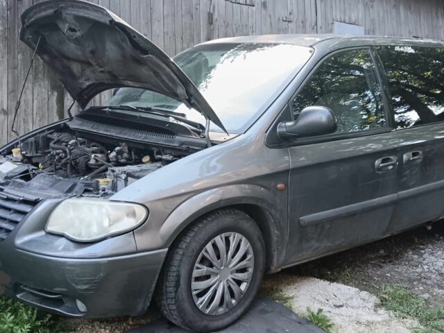 Серый Крайслер Вояджер, объемом двигателя 3.3 л и пробегом 300 тыс. км за 1786 $, фото 1 на Automoto.ua