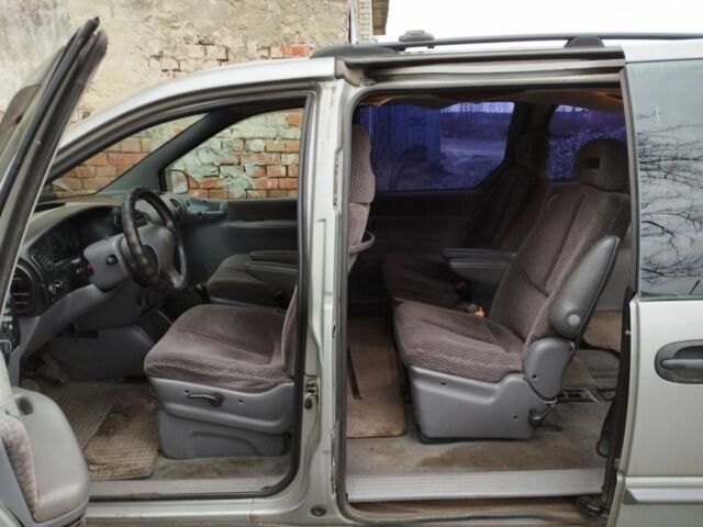 Серый Крайслер Вояджер, объемом двигателя 0 л и пробегом 300 тыс. км за 1549 $, фото 1 на Automoto.ua