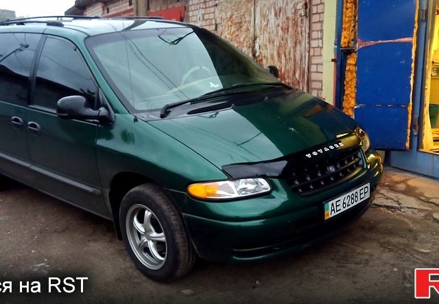 Зелений Крайслер Voyager, об'ємом двигуна 2.4 л та пробігом 290 тис. км за 3500 $, фото 1 на Automoto.ua