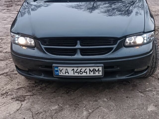 Зеленый Крайслер Вояджер, объемом двигателя 2.5 л и пробегом 400 тыс. км за 2957 $, фото 1 на Automoto.ua