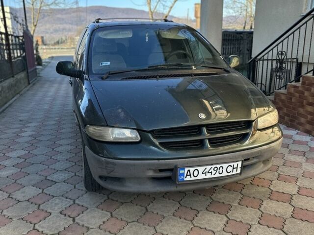 Зелений Крайслер Voyager, об'ємом двигуна 2.5 л та пробігом 420 тис. км за 2150 $, фото 1 на Automoto.ua