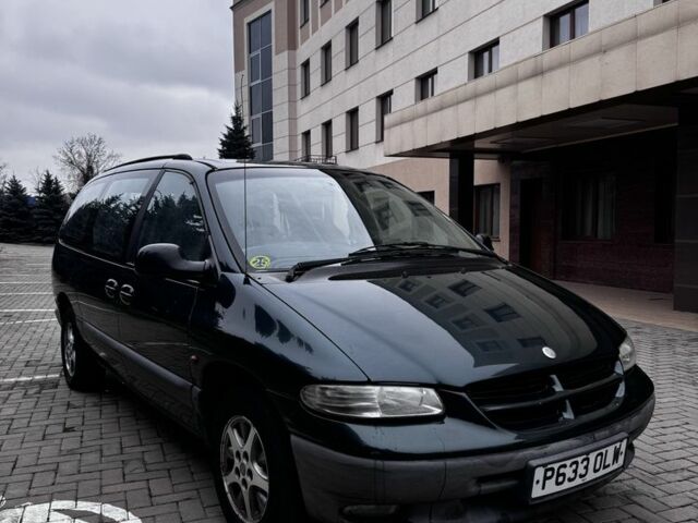 Зеленый Крайслер Вояджер, объемом двигателя 3.2 л и пробегом 300 тыс. км за 999 $, фото 1 на Automoto.ua