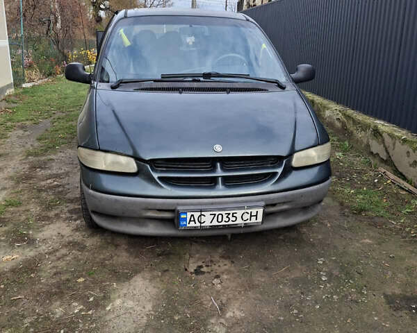 Зеленый Крайслер Вояджер, объемом двигателя 2.5 л и пробегом 432 тыс. км за 3500 $, фото 1 на Automoto.ua