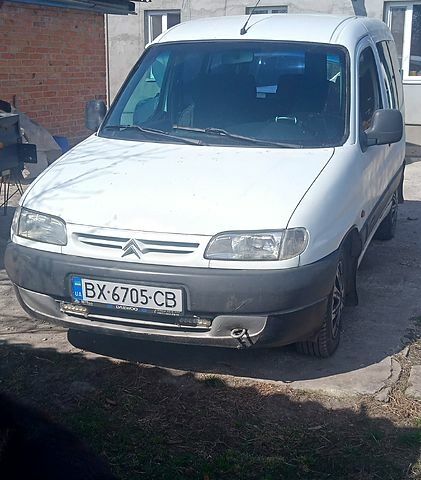 Белый Ситроен Берлинго, объемом двигателя 1.9 л и пробегом 400 тыс. км за 2200 $, фото 1 на Automoto.ua