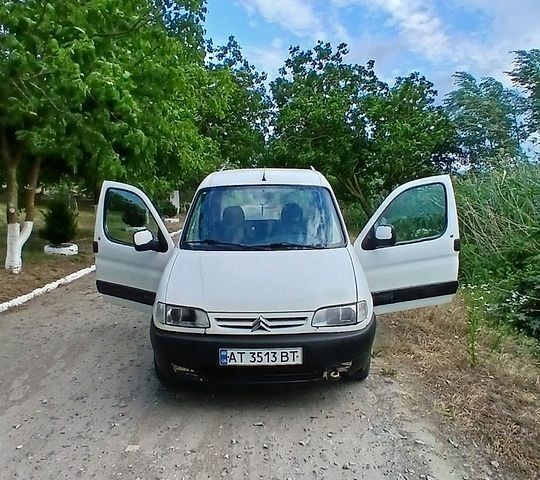 Білий Сітроен Берлінго, об'ємом двигуна 2 л та пробігом 346 тис. км за 1500 $, фото 1 на Automoto.ua