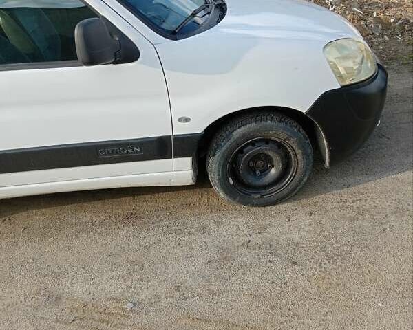 Белый Ситроен Берлинго, объемом двигателя 1.6 л и пробегом 219 тыс. км за 4200 $, фото 1 на Automoto.ua