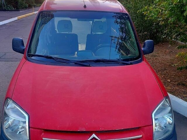 Красный Ситроен Берлинго, объемом двигателя 1.4 л и пробегом 487 тыс. км за 2300 $, фото 1 на Automoto.ua