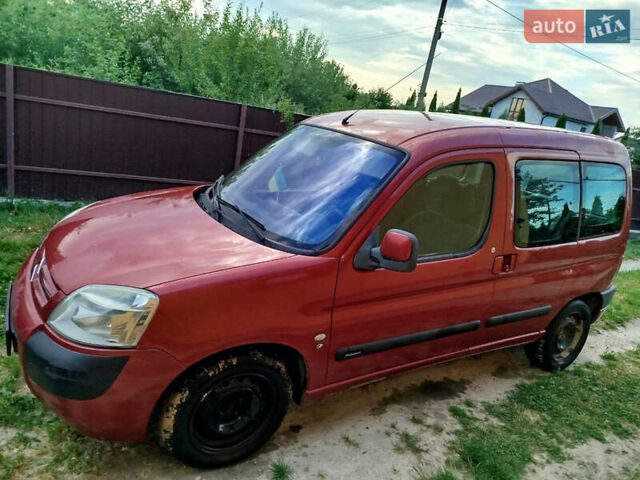 Красный Ситроен Берлинго, объемом двигателя 1.6 л и пробегом 290 тыс. км за 2900 $, фото 1 на Automoto.ua