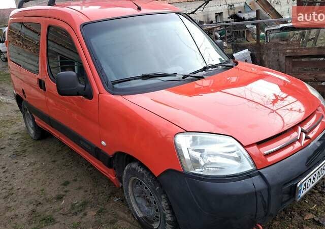 Красный Ситроен Берлинго, объемом двигателя 1.6 л и пробегом 300 тыс. км за 3300 $, фото 1 на Automoto.ua