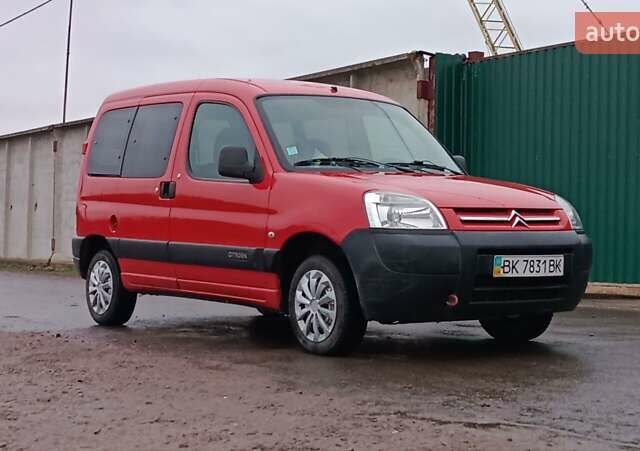 Красный Ситроен Берлинго, объемом двигателя 1.6 л и пробегом 204 тыс. км за 3850 $, фото 1 на Automoto.ua