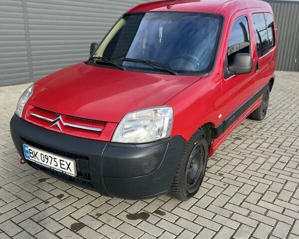 Красный Ситроен Берлинго, объемом двигателя 1.6 л и пробегом 245 тыс. км за 4999 $, фото 1 на Automoto.ua