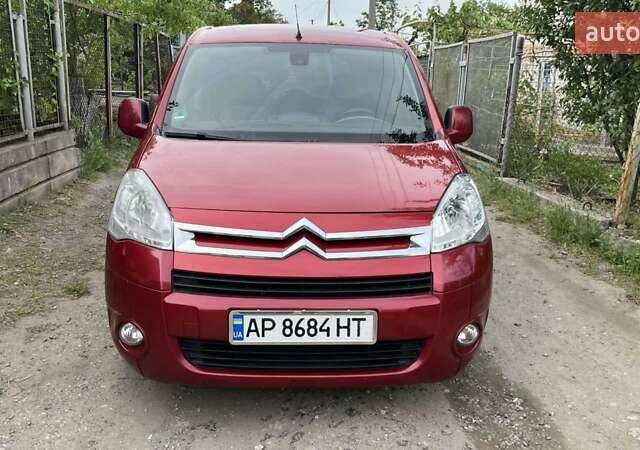 Красный Ситроен Берлинго, объемом двигателя 1.6 л и пробегом 300 тыс. км за 7200 $, фото 1 на Automoto.ua