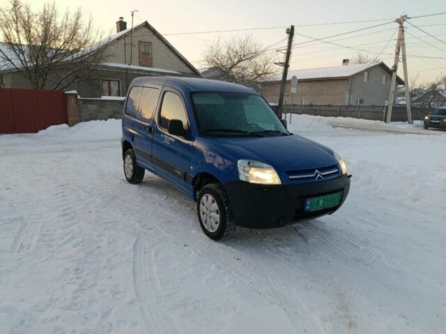 Синий Ситроен Берлинго, объемом двигателя 1.6 л и пробегом 300 тыс. км за 2600 $, фото 1 на Automoto.ua
