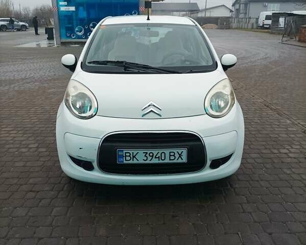 Белый Ситроен С1, объемом двигателя 1 л и пробегом 140 тыс. км за 4900 $, фото 1 на Automoto.ua