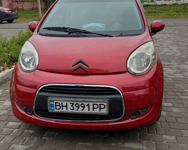 Красный Ситроен С1, объемом двигателя 1 л и пробегом 285 тыс. км за 4200 $, фото 1 на Automoto.ua