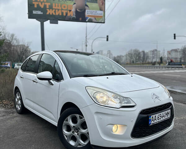 Белый Ситроен С3, объемом двигателя 1.6 л и пробегом 164 тыс. км за 5500 $, фото 1 на Automoto.ua