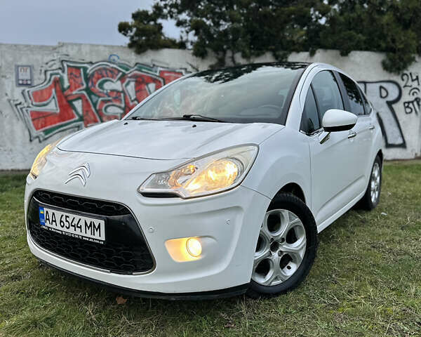 Белый Ситроен С3, объемом двигателя 1.6 л и пробегом 164 тыс. км за 5650 $, фото 1 на Automoto.ua