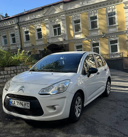 Белый Ситроен С3, объемом двигателя 1.6 л и пробегом 198 тыс. км за 5800 $, фото 1 на Automoto.ua