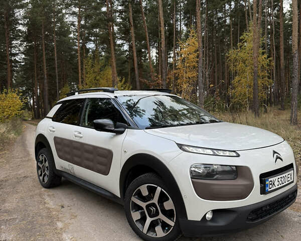 Сітроен C4 Кактус 2014 у Києві на Automoto.ua Білий Сітроен C4 Кактус, об'ємом двигуна 1.56 л та пробігом 263 тис. км за 8700 $, фото 1 на Automoto.ua
