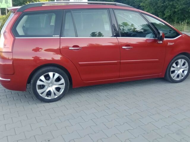 Красный Ситроен С4 Пикассо, объемом двигателя 2 л и пробегом 300 тыс. км за 8500 $, фото 1 на Automoto.ua