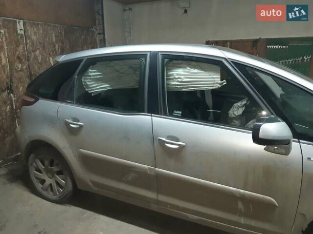 Серый Ситроен С4 Пикассо, объемом двигателя 2 л и пробегом 198 тыс. км за 3750 $, фото 1 на Automoto.ua