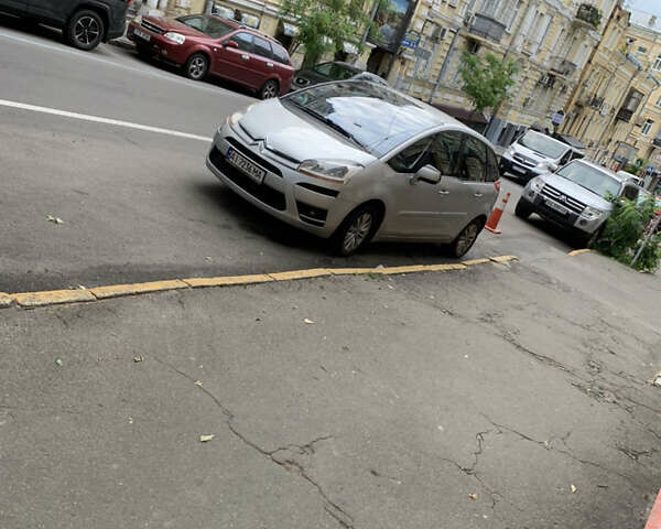 Ситроен С4 Пикассо 2007 в Киеве на Automoto.ua Серый Ситроен С4 Пикассо, объемом двигателя 1.6 л и пробегом 240 тыс. км за 5000 $, фото 1 на Automoto.ua