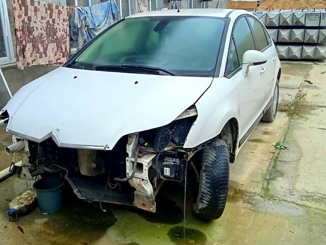 Белый Ситроен С4, объемом двигателя 1.6 л и пробегом 25 тыс. км за 2200 $, фото 1 на Automoto.ua
