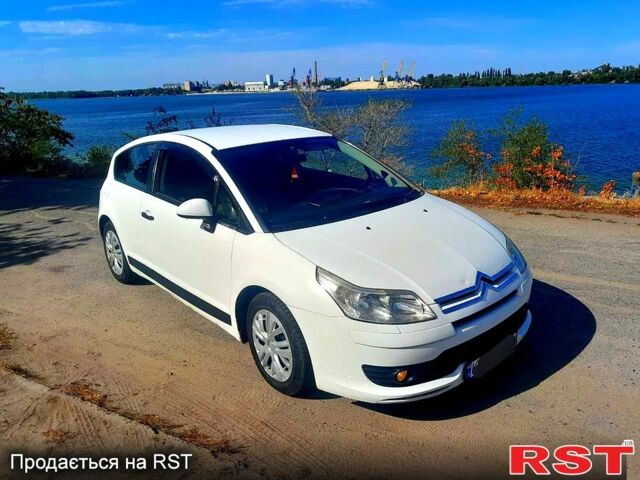 Белый Ситроен С4, объемом двигателя 1.6 л и пробегом 300 тыс. км за 3750 $, фото 1 на Automoto.ua