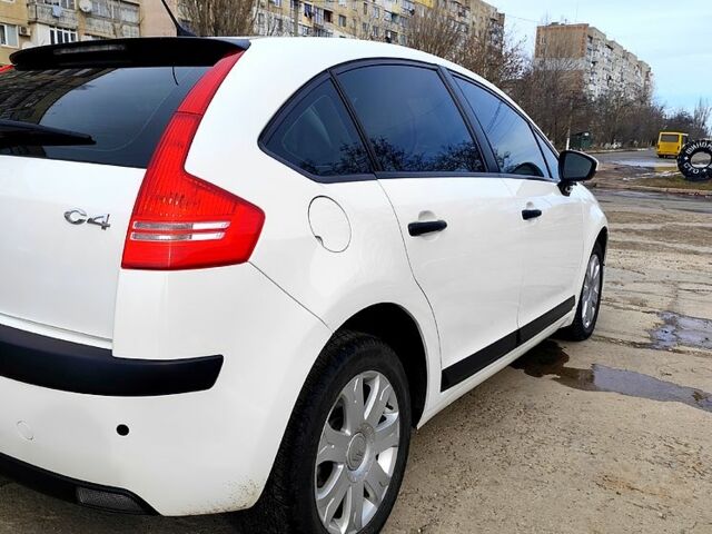 Белый Ситроен С4, объемом двигателя 1.6 л и пробегом 91 тыс. км за 7000 $, фото 1 на Automoto.ua