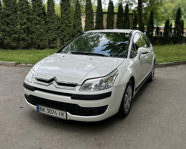 Білий Сітроен С4, об'ємом двигуна 1.36 л та пробігом 199 тис. км за 4400 $, фото 1 на Automoto.ua