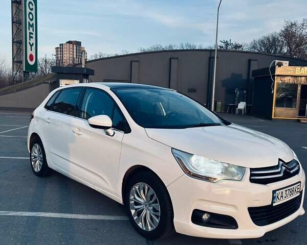 Белый Ситроен С4, объемом двигателя 1.6 л и пробегом 220 тыс. км за 7500 $, фото 1 на Automoto.ua