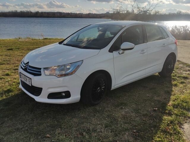 Белый Ситроен С4, объемом двигателя 1.6 л и пробегом 205 тыс. км за 6500 $, фото 1 на Automoto.ua