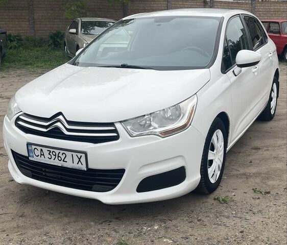 Белый Ситроен С4, объемом двигателя 1.6 л и пробегом 261 тыс. км за 6700 $, фото 1 на Automoto.ua
