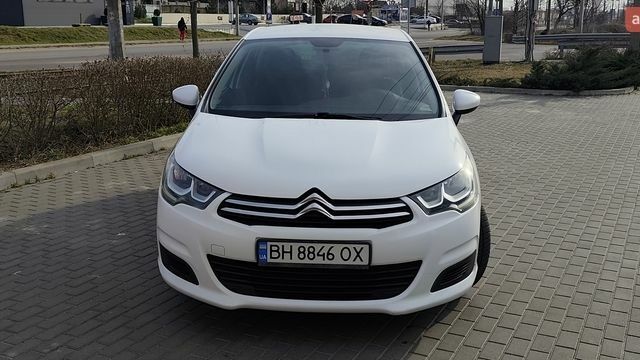 Белый Ситроен С4, объемом двигателя 1.6 л и пробегом 250 тыс. км за 9500 $, фото 1 на Automoto.ua