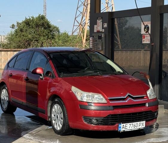 Красный Ситроен С4, объемом двигателя 1.6 л и пробегом 237 тыс. км за 4811 $, фото 1 на Automoto.ua
