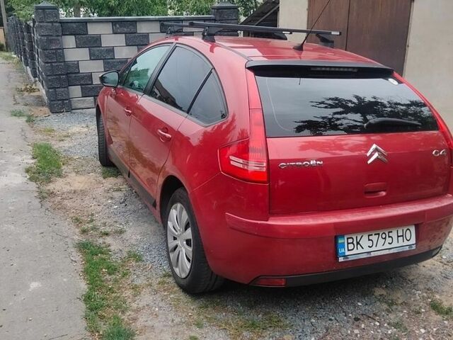Красный Ситроен С4, объемом двигателя 1.4 л и пробегом 245 тыс. км за 4500 $, фото 1 на Automoto.ua