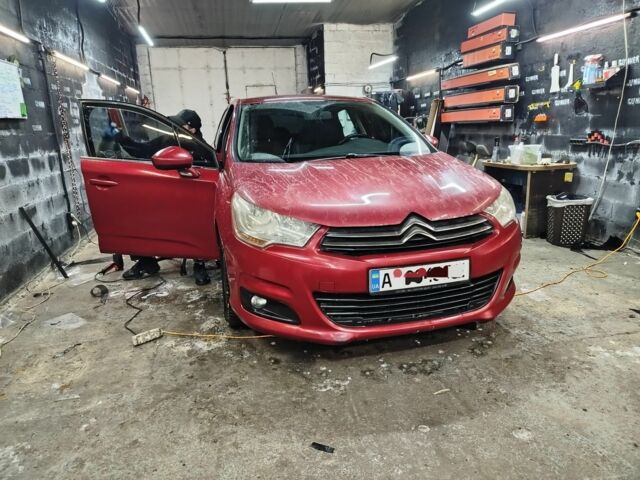 Красный Ситроен С4, объемом двигателя 1.6 л и пробегом 200 тыс. км за 6500 $, фото 1 на Automoto.ua