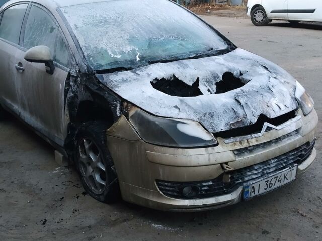 Желтый Ситроен С4, объемом двигателя 1.6 л и пробегом 165 тыс. км за 1300 $, фото 1 на Automoto.ua