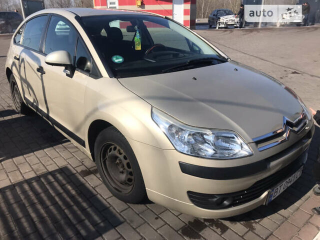 Желтый Ситроен С4, объемом двигателя 1.36 л и пробегом 190 тыс. км за 3800 $, фото 1 на Automoto.ua
