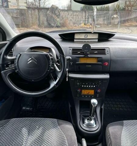 Серый Ситроен С4, объемом двигателя 1.56 л и пробегом 320 тыс. км за 4500 $, фото 1 на Automoto.ua