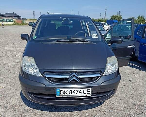 Серый Ситроен С8, объемом двигателя 2.18 л и пробегом 274 тыс. км за 5800 $, фото 1 на Automoto.ua