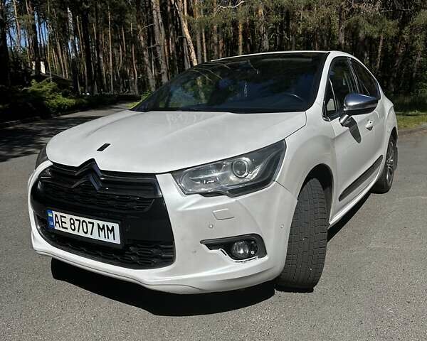 Белый Ситроен ДС4, объемом двигателя 1.6 л и пробегом 215 тыс. км за 9500 $, фото 1 на Automoto.ua