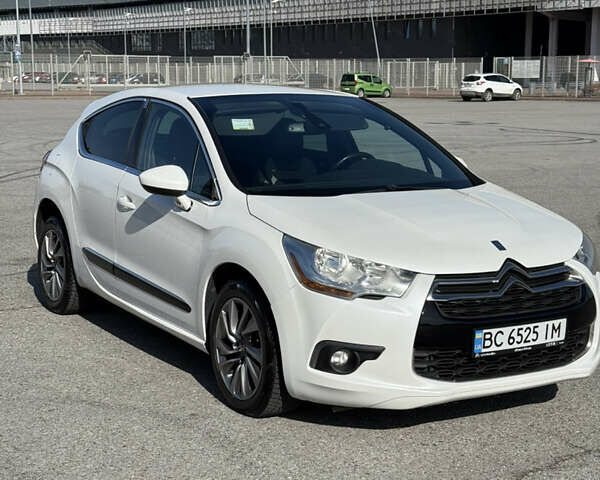 Белый Ситроен ДС4, объемом двигателя 2 л и пробегом 186 тыс. км за 9600 $, фото 1 на Automoto.ua