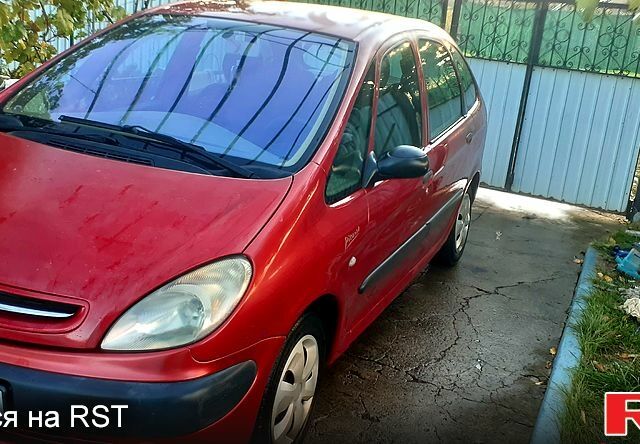 Красный Ситроен Пикассо, объемом двигателя 2 л и пробегом 200 тыс. км за 2800 $, фото 1 на Automoto.ua