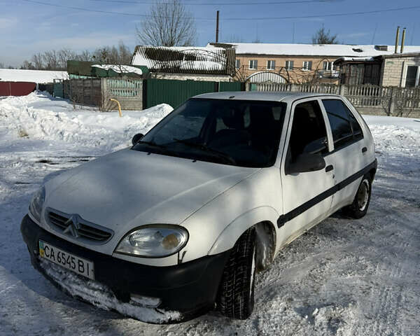 Білий Сітроен Саксо, об'ємом двигуна 1.36 л та пробігом 300 тис. км за 2000 $, фото 1 на Automoto.ua