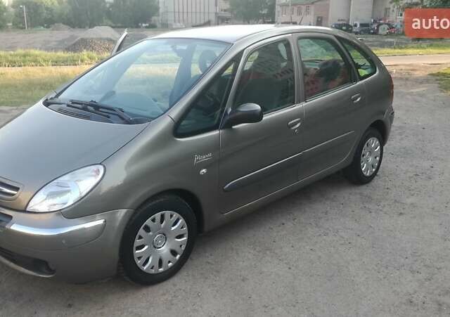 Серый Ситроен Ксара Пикассо, объемом двигателя 1.56 л и пробегом 231 тыс. км за 3200 $, фото 1 на Automoto.ua