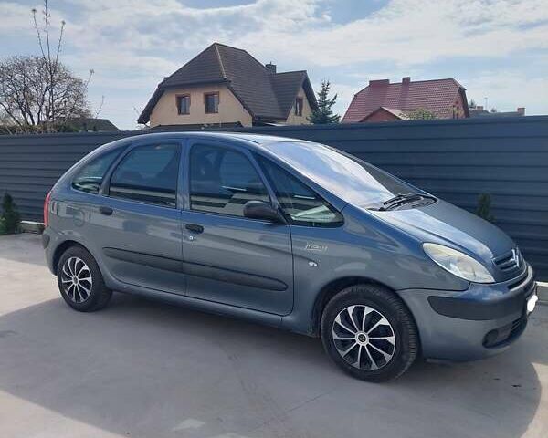 Серый Ситроен Ксара Пикассо, объемом двигателя 1.59 л и пробегом 217 тыс. км за 4500 $, фото 1 на Automoto.ua