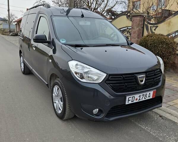 Серый Дачия Доккер, объемом двигателя 1.6 л и пробегом 110 тыс. км за 10950 $, фото 1 на Automoto.ua