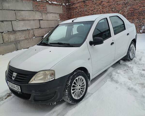 Белый Дачия Логан, объемом двигателя 1.39 л и пробегом 294 тыс. км за 3550 $, фото 1 на Automoto.ua