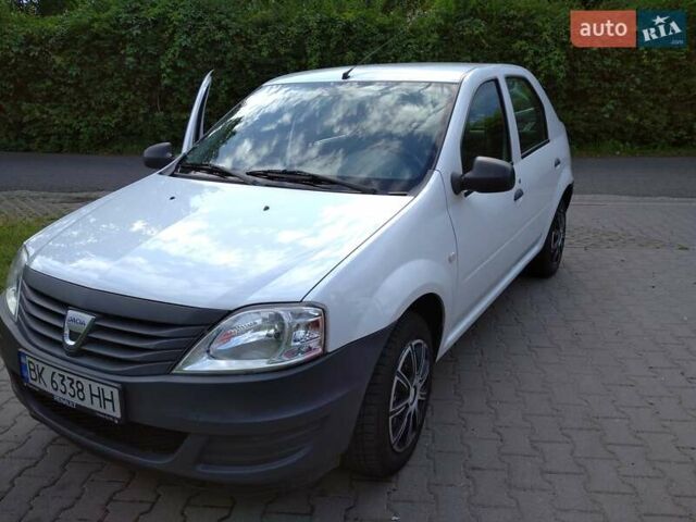Білий Дачія Logan, об'ємом двигуна 1.2 л та пробігом 178 тис. км за 3400 $, фото 1 на Automoto.ua